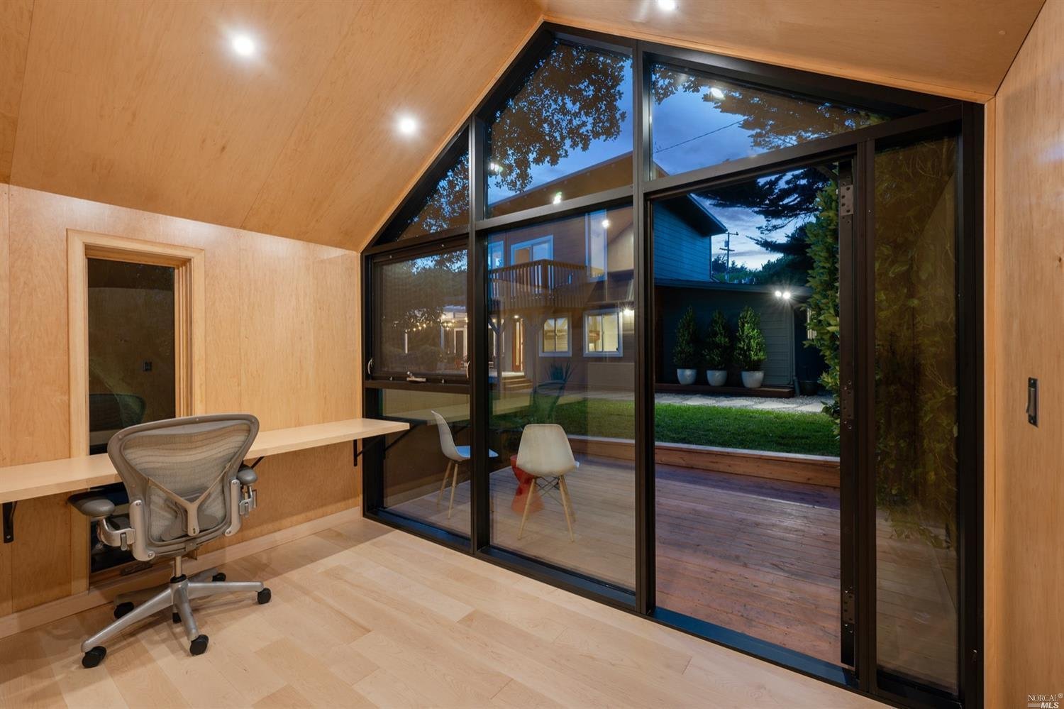 2 Cedarwood Ln