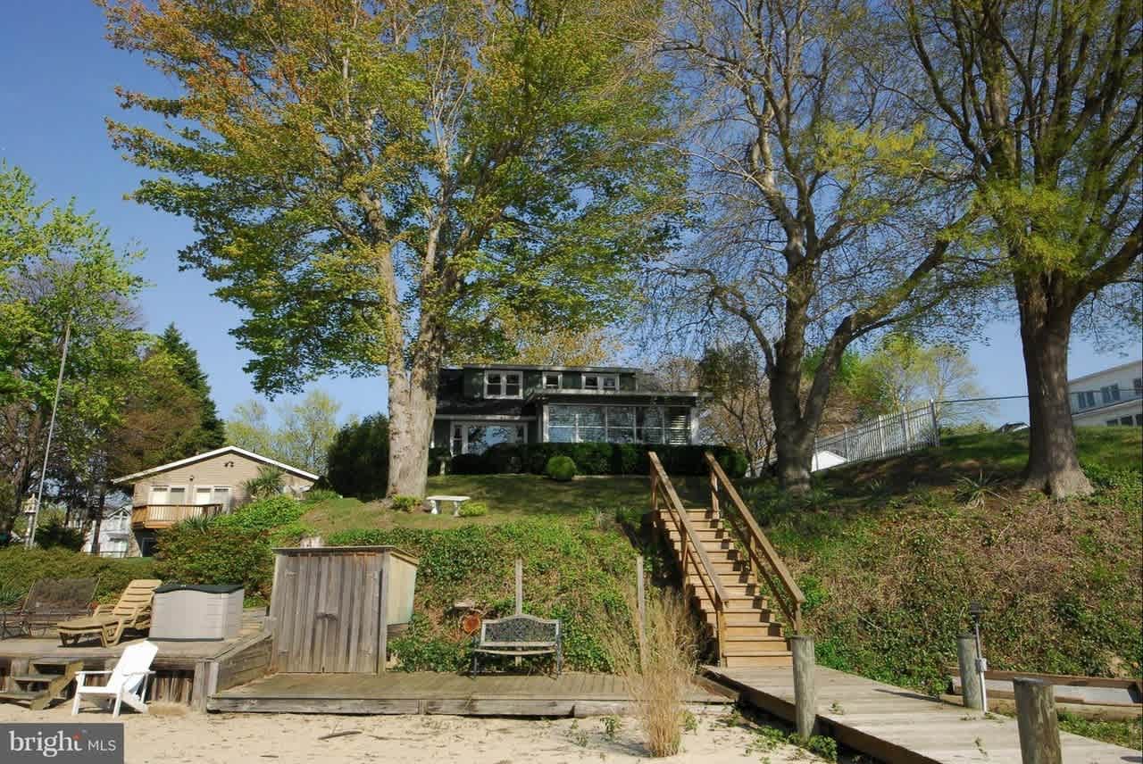3704 Bay Dr