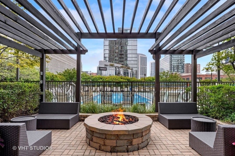 Picture of 400 N LaSalle amenities - fire pit - River North