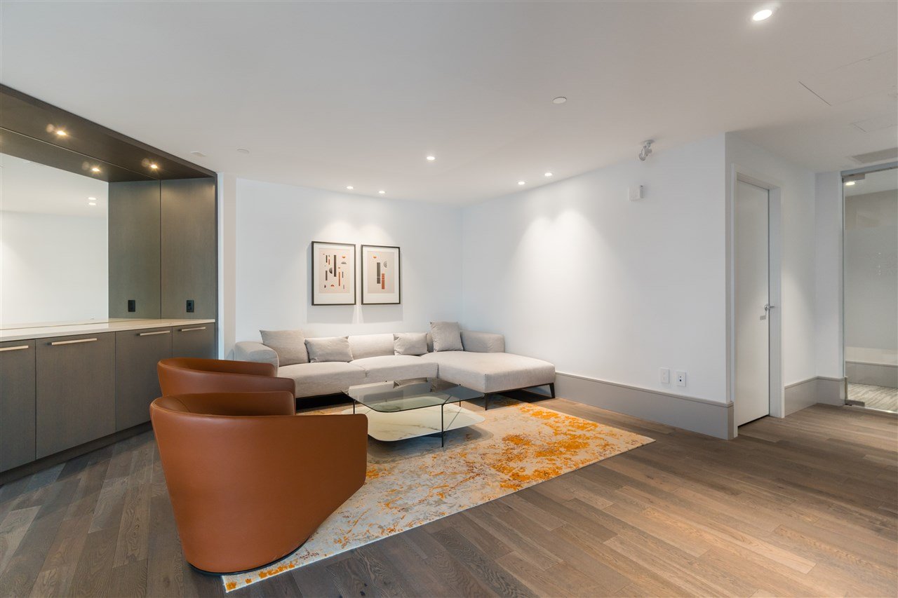 205-3230 Connaught Cres