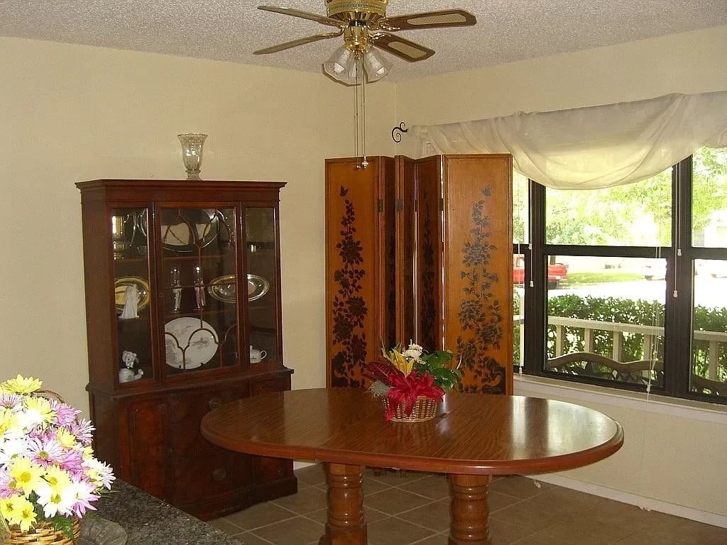 4712 Adelphi Ln