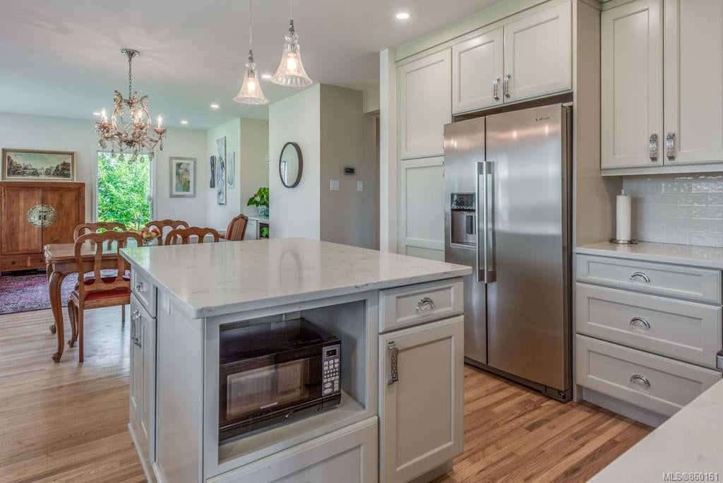3084 Cadboro Bay Rd