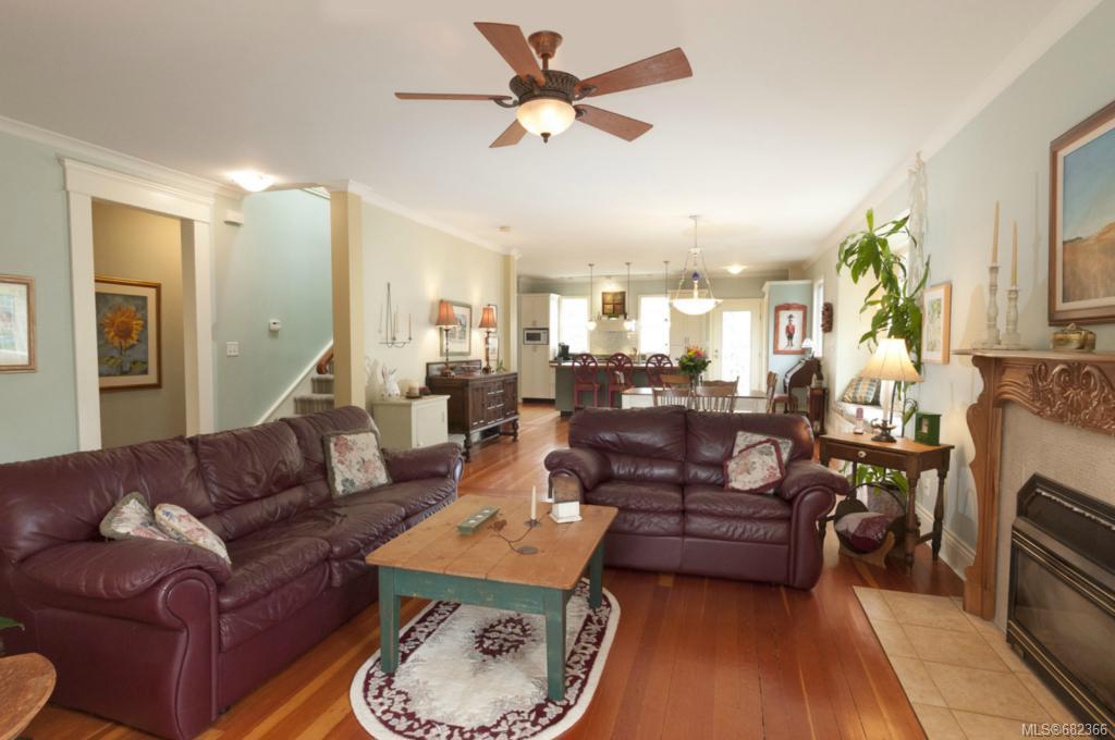 1640 Hollywood Cres