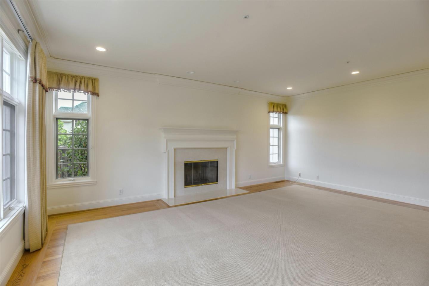 885 Hillcrest Dr
