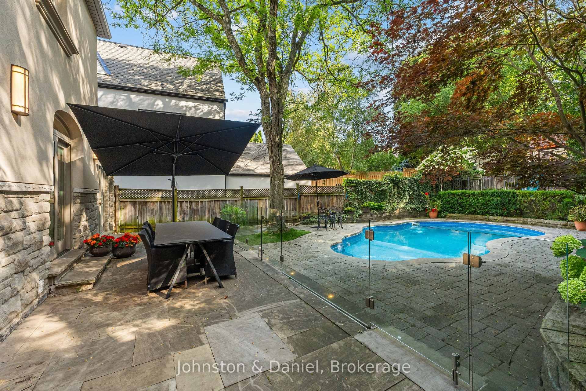 77 Lawrence Crescent