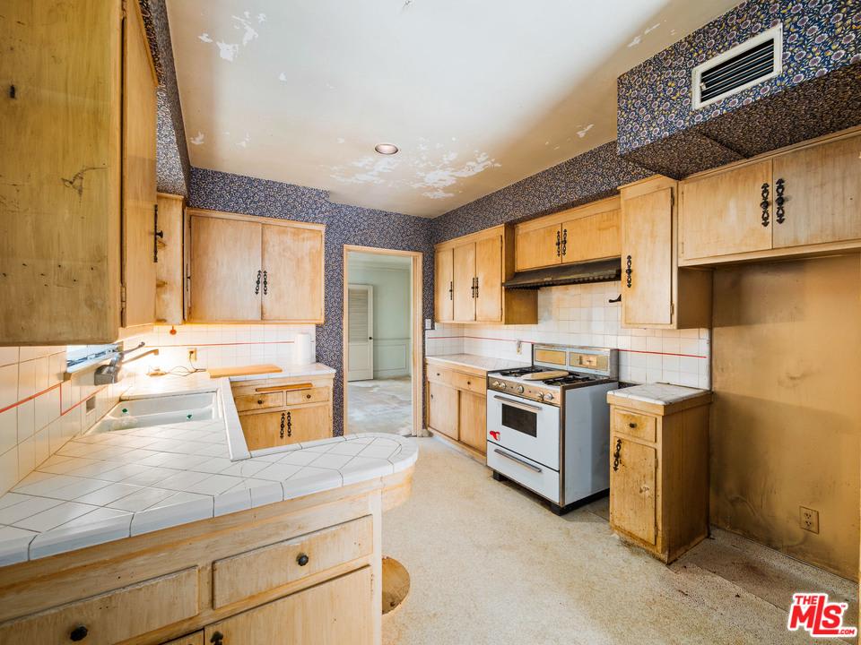 314 S Bundy Dr