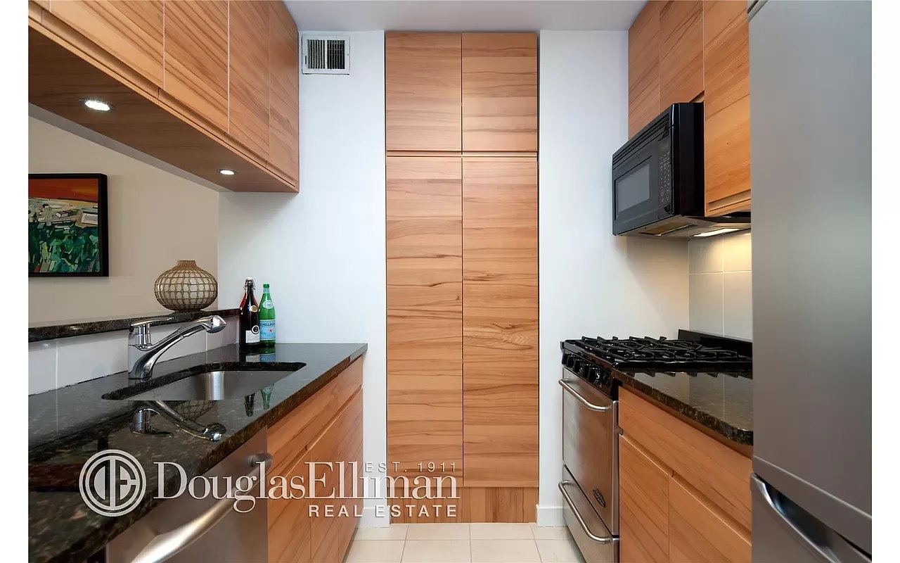 414 West 54th Street Unit: 3C