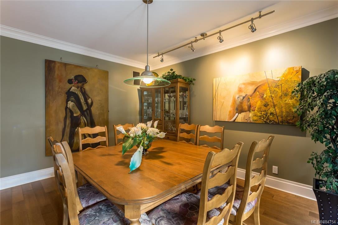303-5332 Sayward Hill Cres