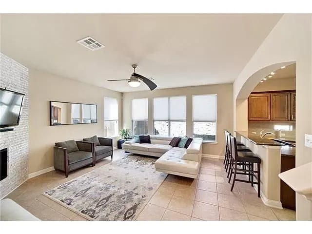 2812 Angelina Dr