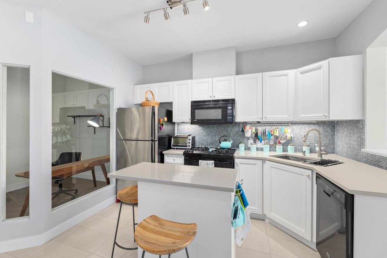 210-2175 Salal Dr