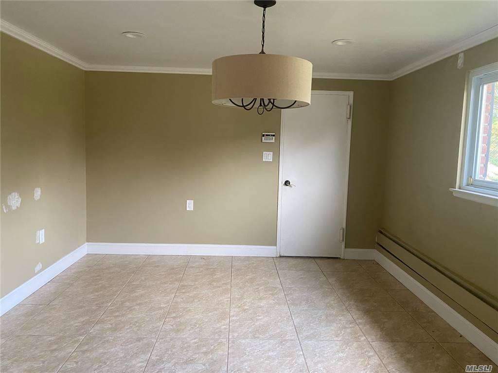 212 Haypath Rd, Old Bethpage