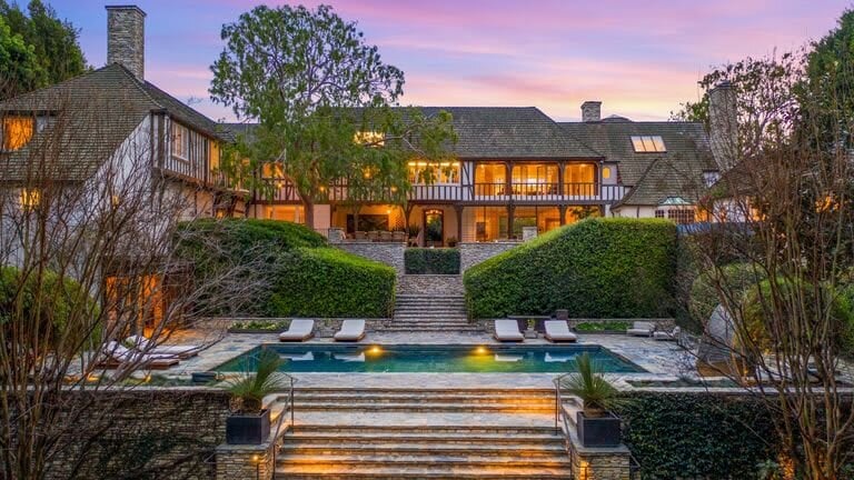 Cosmopolitan: Brad Pitt and Jennifer Aniston’s $32.5 Million Former L.A. Home Is the Epitome of Luxury