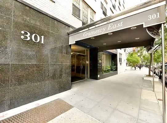 301 East 22nd Street Unit: 12J