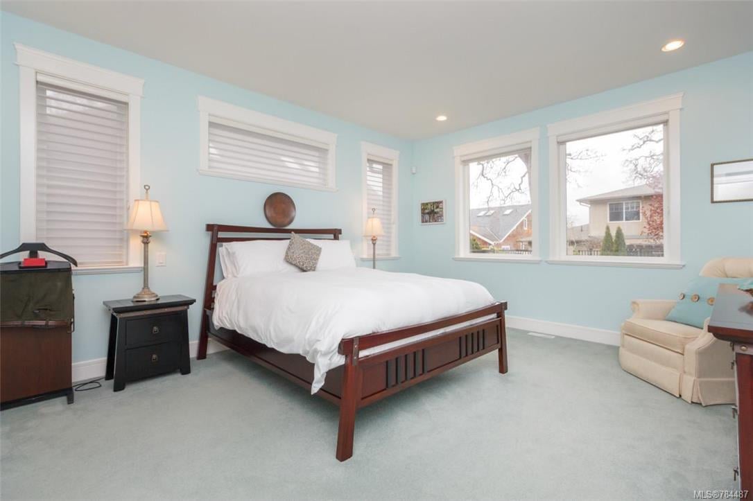 10100 Tsaykum Rd, North Saanich