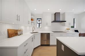 1021 St. Charles St, Victoria
