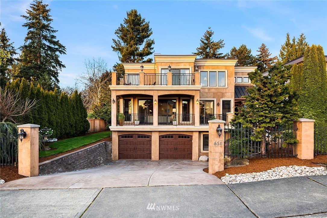 658 17th Ave W