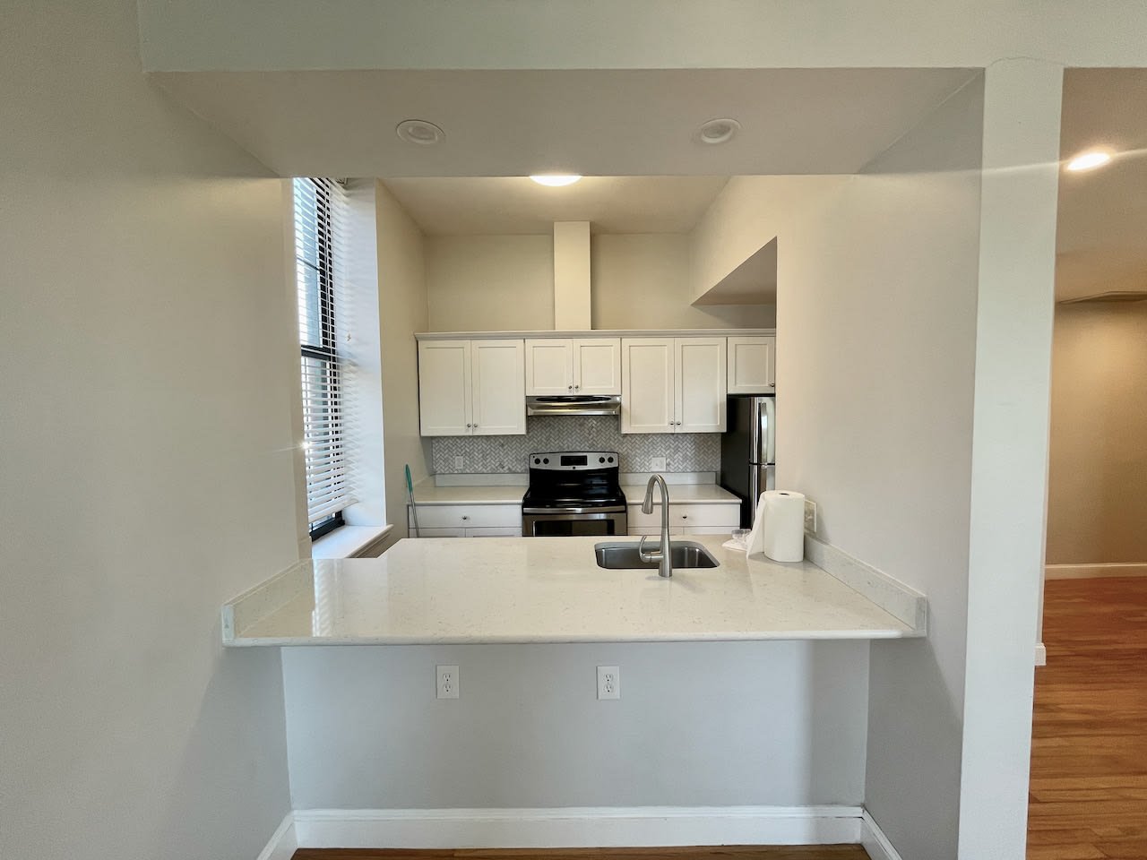John Eliot Square - 2 Bed 1 Bath - w/ laundry, Pet Friendly, Parking and Common Roof Deck! 