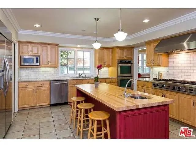 1555 Club View Dr
