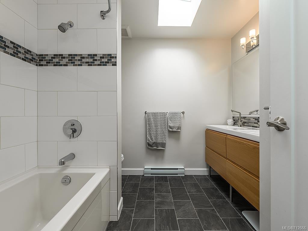 2306 Fernwood Rd, Victoria