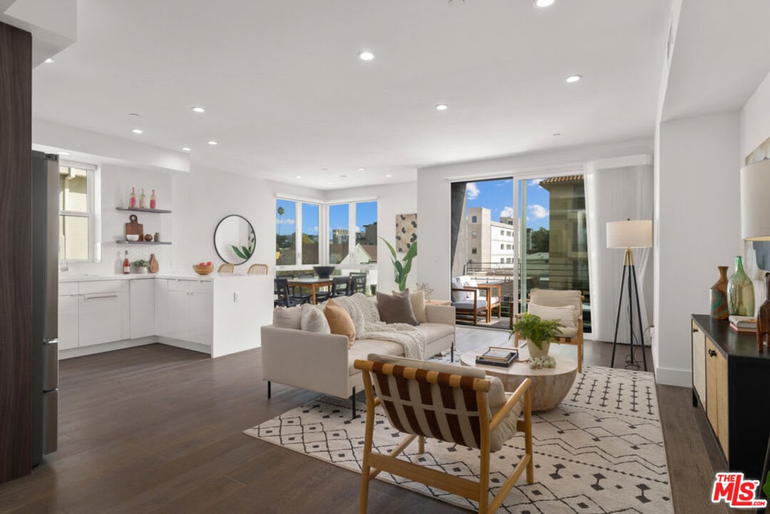 935 North Hudson Avenue, Unit 301