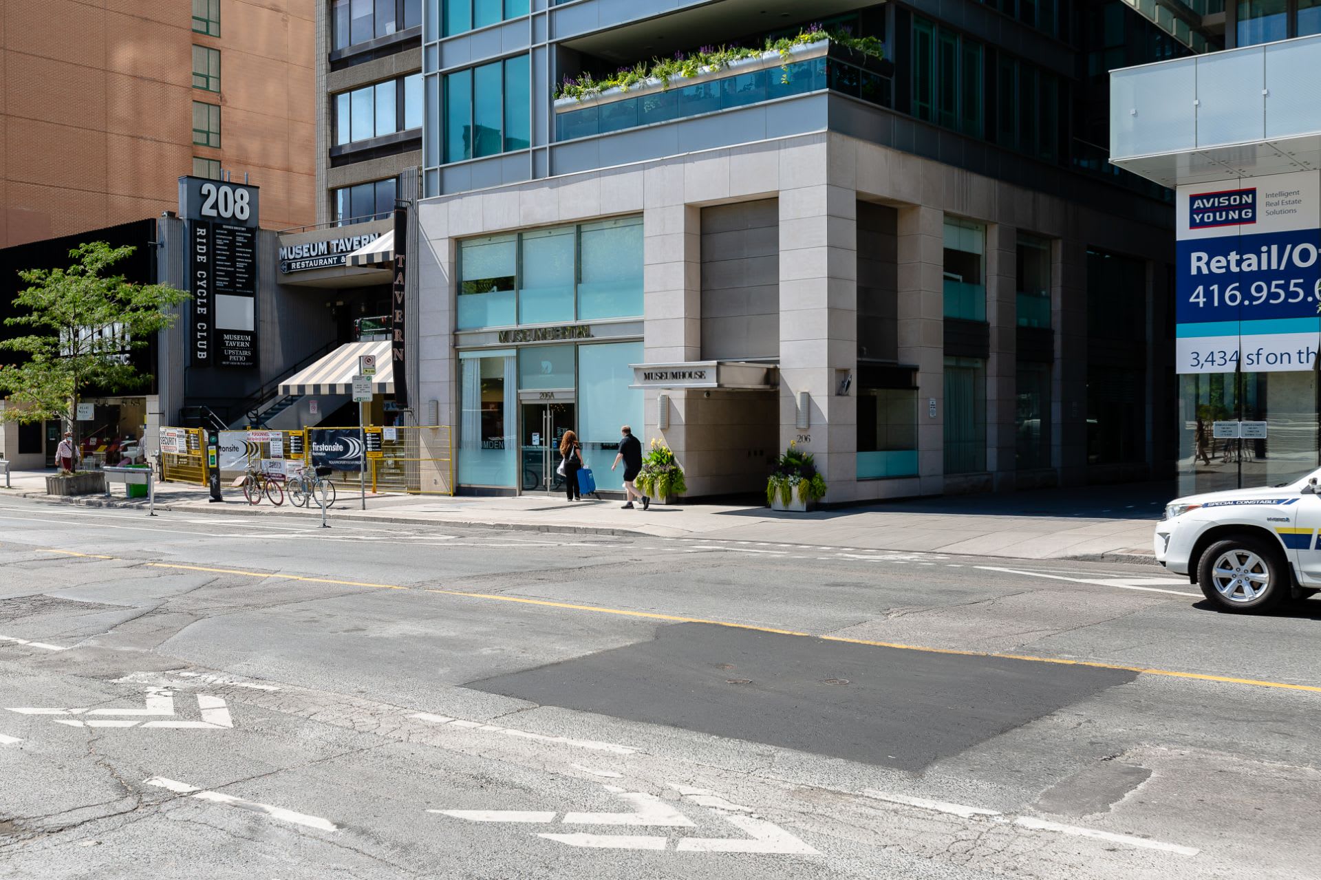 206 Bloor St W 