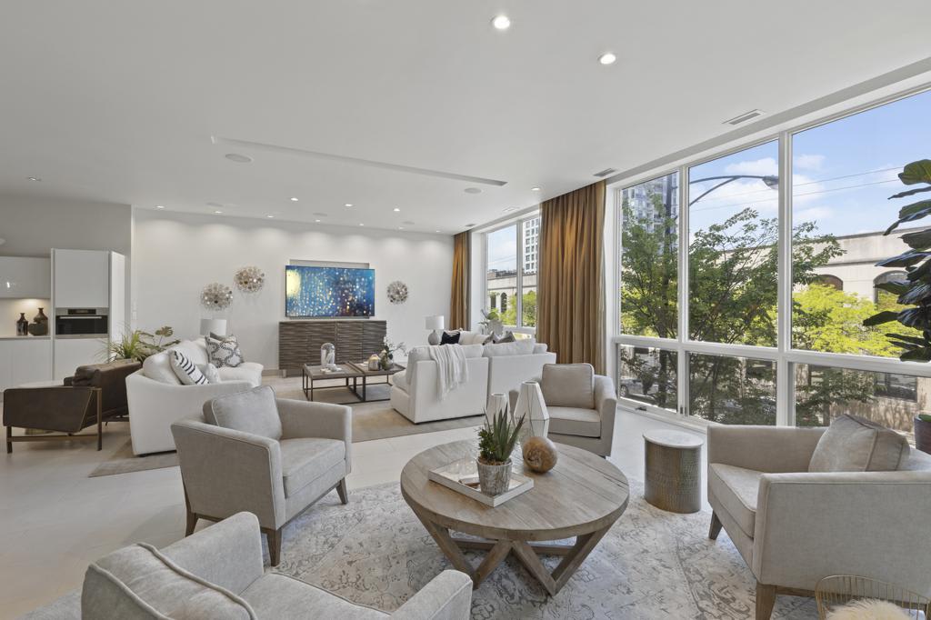 4 Bedroom with Rooftop Located in the Heart of River North
