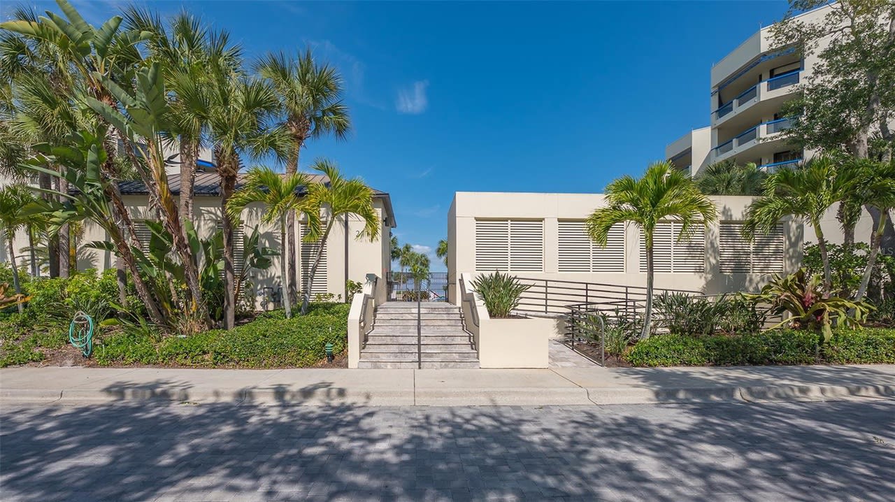 2120 Harbourside Dr, #657