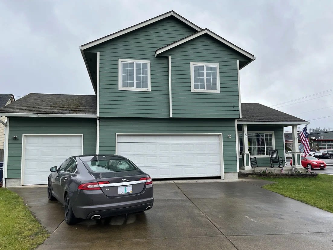 208 E Main St