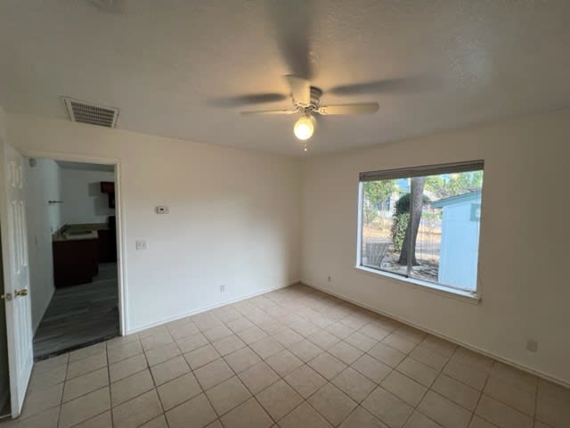 1609 E 10th St, #B