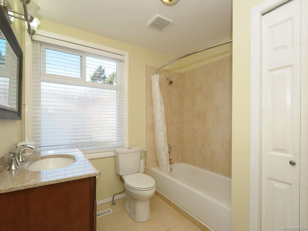 1990 Haultain St, Saanich