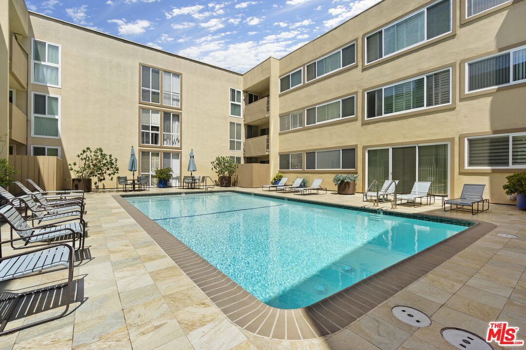  1025 N kings Rd #220