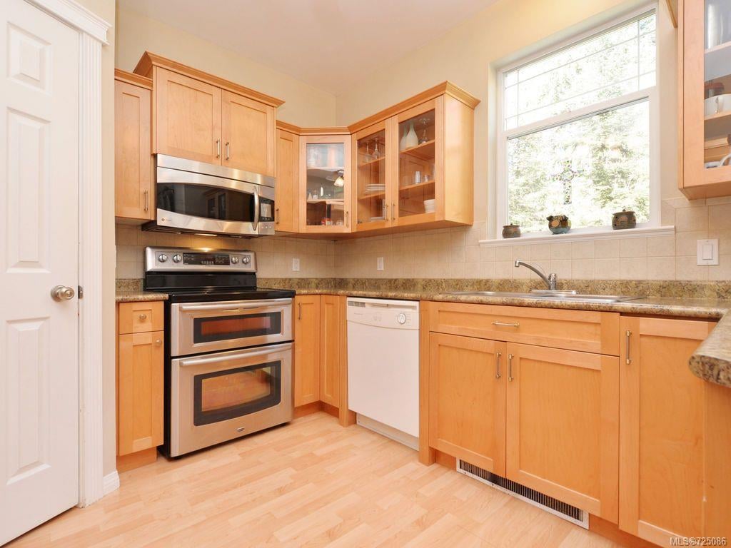 2552 Kinnoull Cres