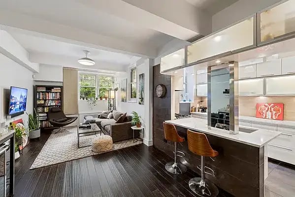 320 East 35th Street Unit: 1C