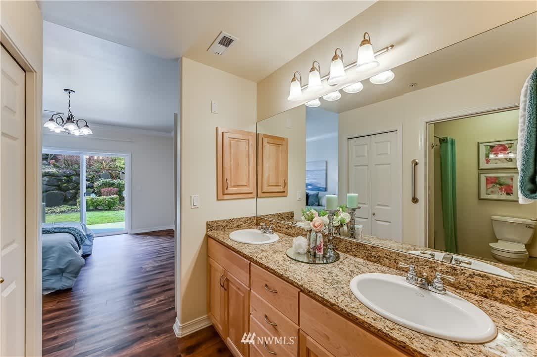 4406 Providence Point Place SE #104, Issaquah, WA 98029