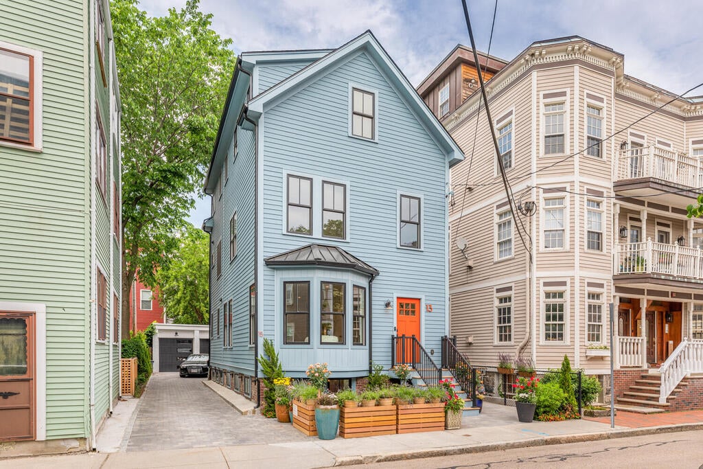 On the Market: A cheery Single family Townhouse in Cambridge