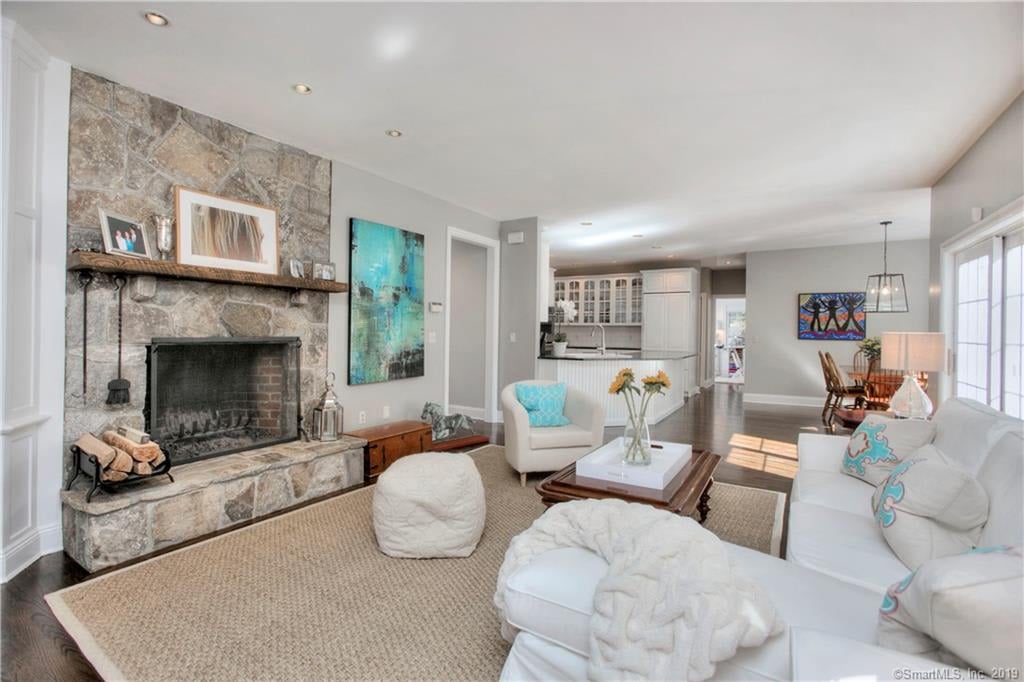 1 Windrush Ln