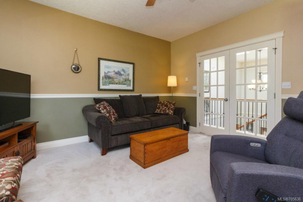 744 Claremont Ave, Saanich
