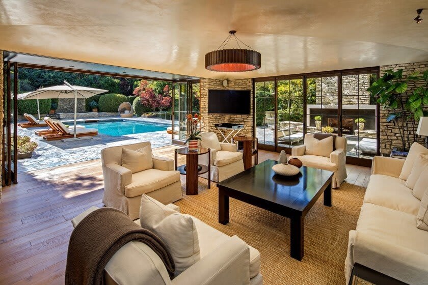 Los Angeles Times: Brad Pitt and Jennifer Aniston’s former Beverly Hills mansion sells for $32.5 million