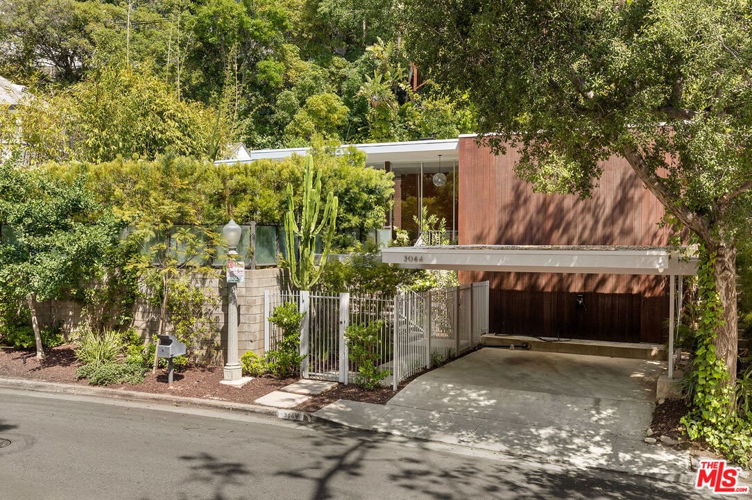 Beachwood Canyon Mid Century by Robert Lee, AIA.