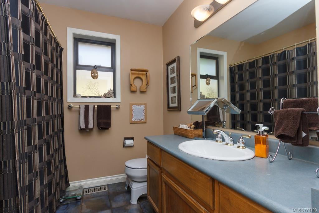 1222 Crown Cres