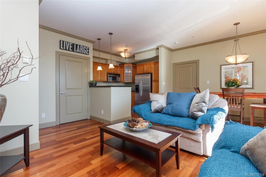 206-1642 McKenzie Ave, Saanich