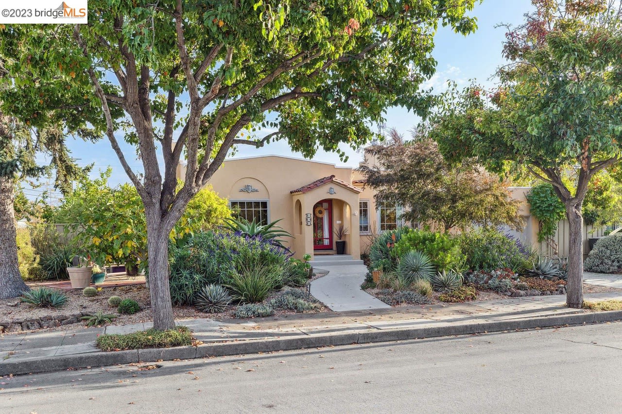 691 Victoria Ct