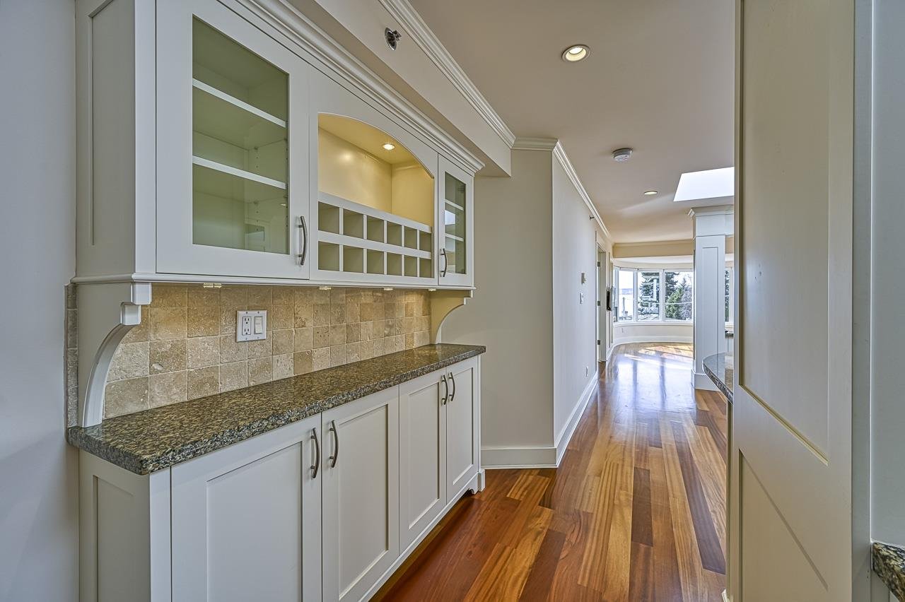 302-2455 Bellevue Ave