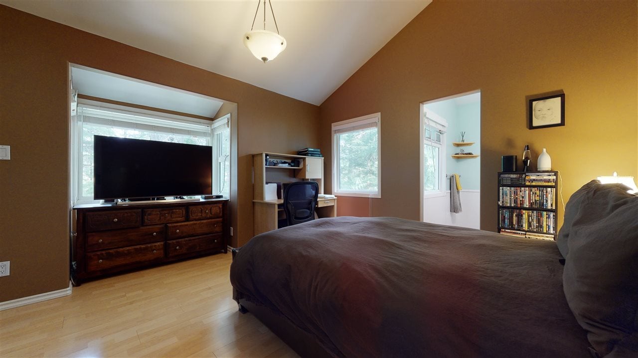 3142 Tyrol Cres