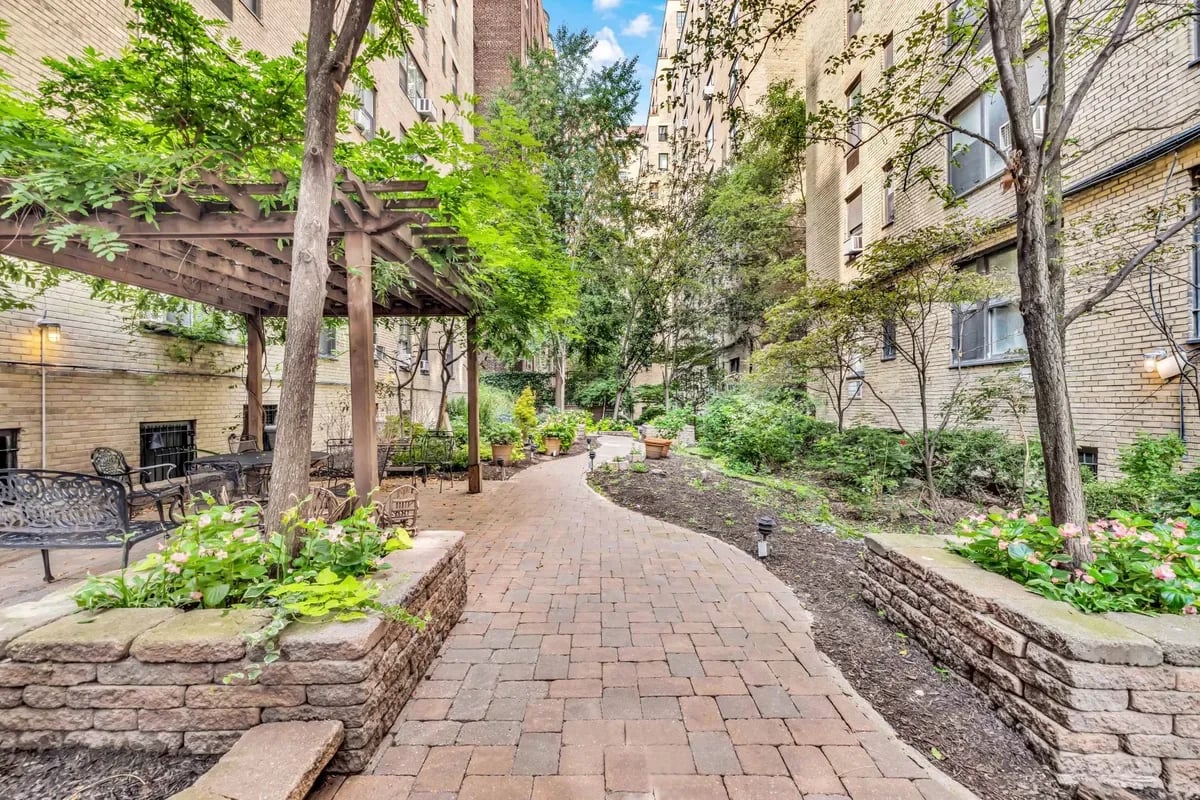 433 East 51st Street Apt 2F