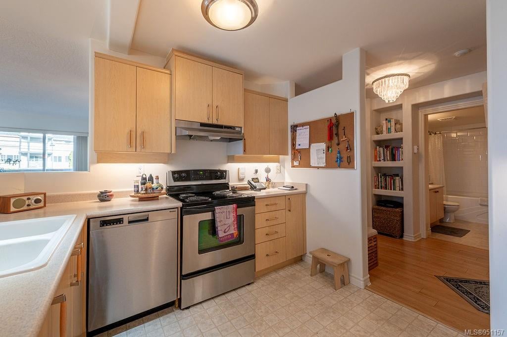 202-1225 Fort St