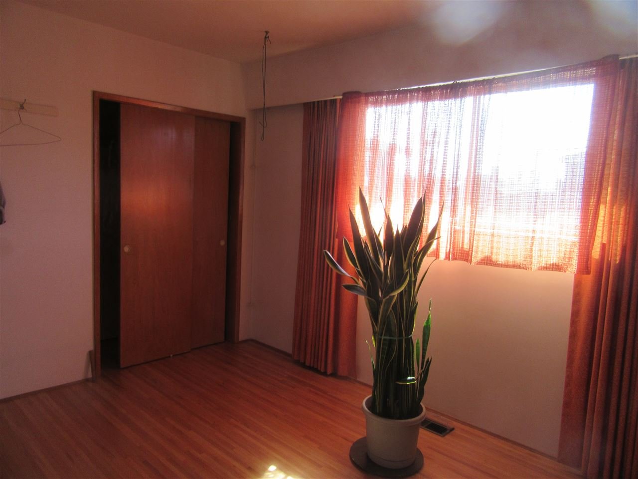 1322 E 54th Ave