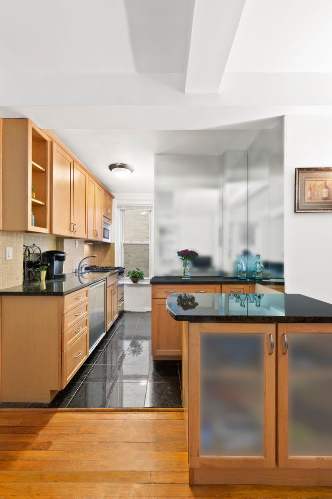 321 East 54th Street Unit: 5H