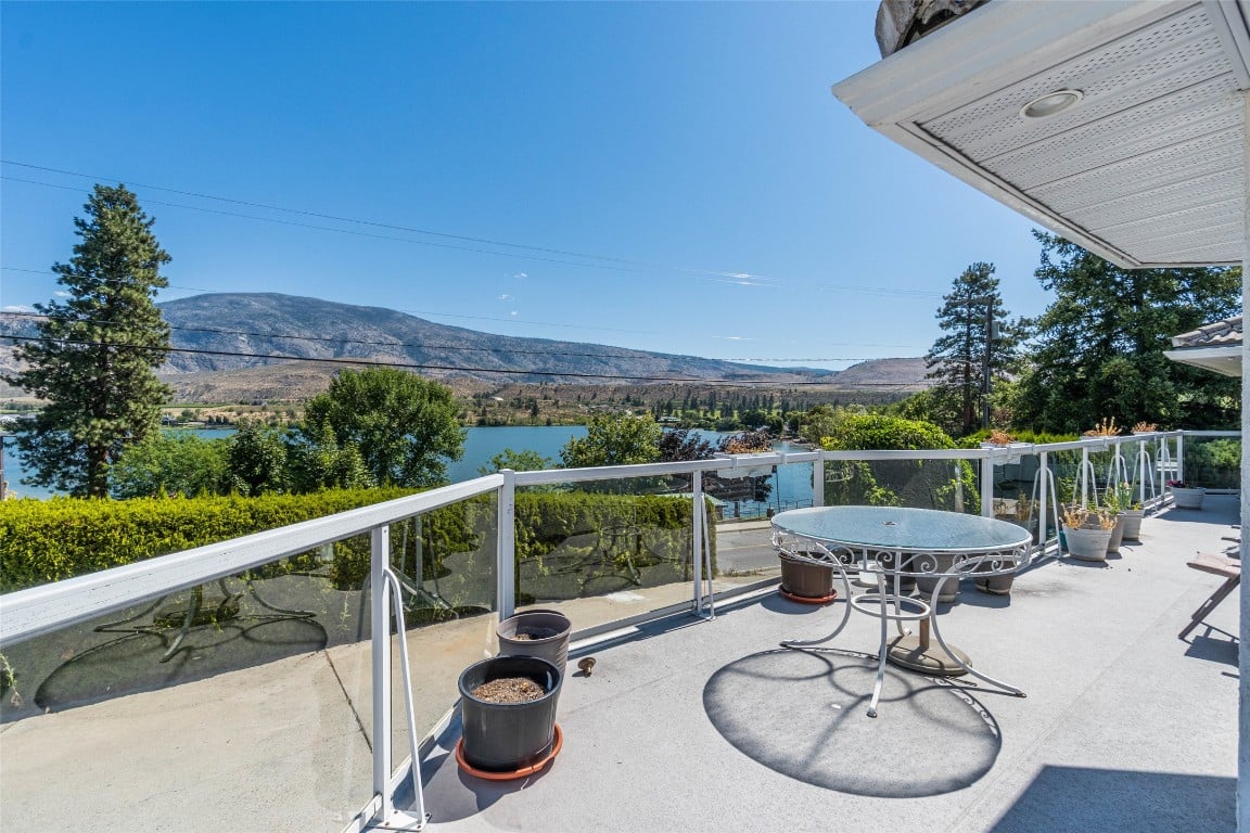 6752 Lakeside Dr