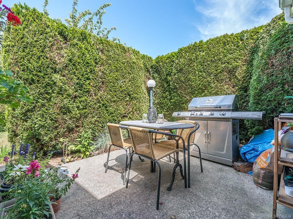 2-1319 Gladstone Ave, Victoria